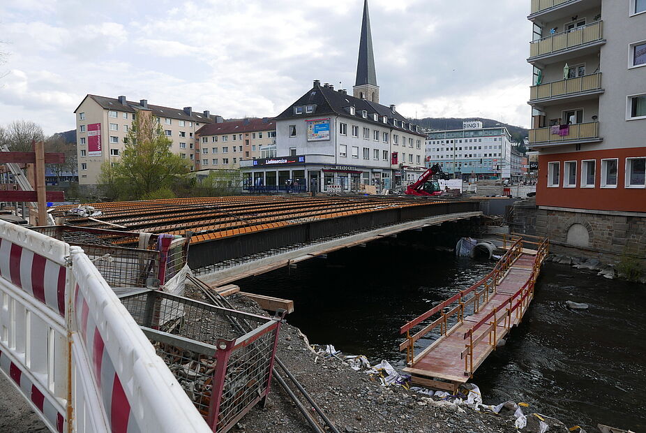 die neuen Stahlträger der Marktbrücke die neuen Stahlträger der Marktbrücke