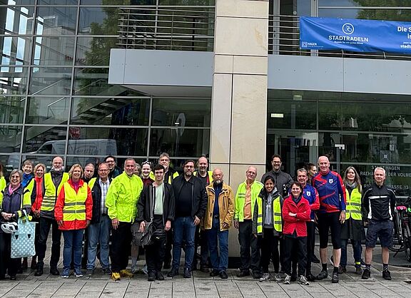 Gruppenfoto mit vielen Leuten vor dem Hagener Rathaus. 