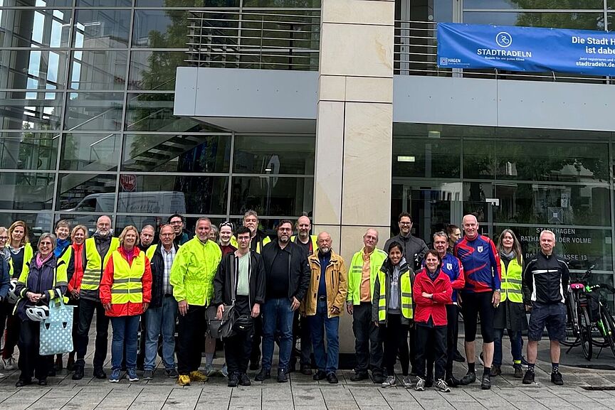 Stadtradeln 2025 Gruppenfoto mit vielen Leuten vor dem Hagener Rathaus.