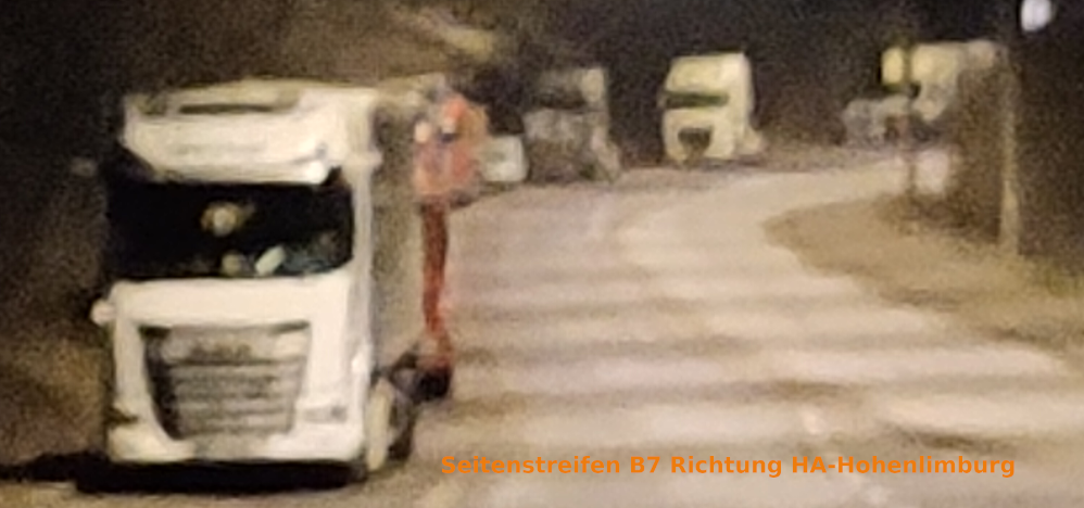 parkende Lastwagen auf dem B7-Seitenstreifen im Dunkeln