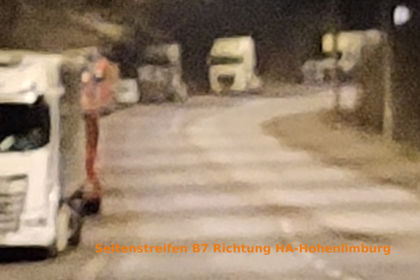 parkende Lastwagen auf dem B7-Seitenstreifen im Dunkeln