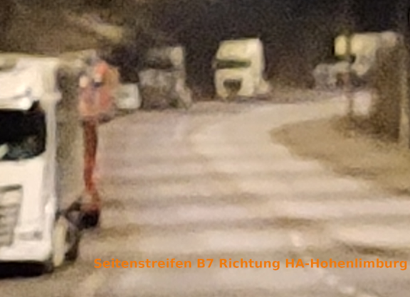 parkende Lastwagen auf dem B7-Seitenstreifen im Dunkeln