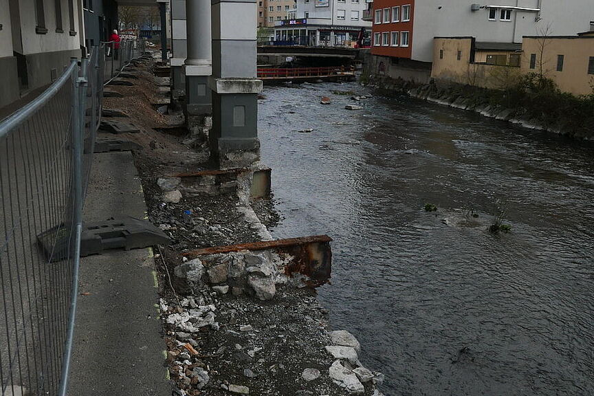 die Träger der abgerissenen Kragplatte die Träger der abgerissenen Kragplatte