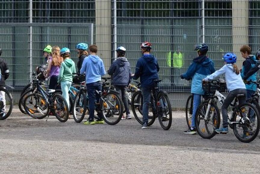 Kinder mit Fahrrädern