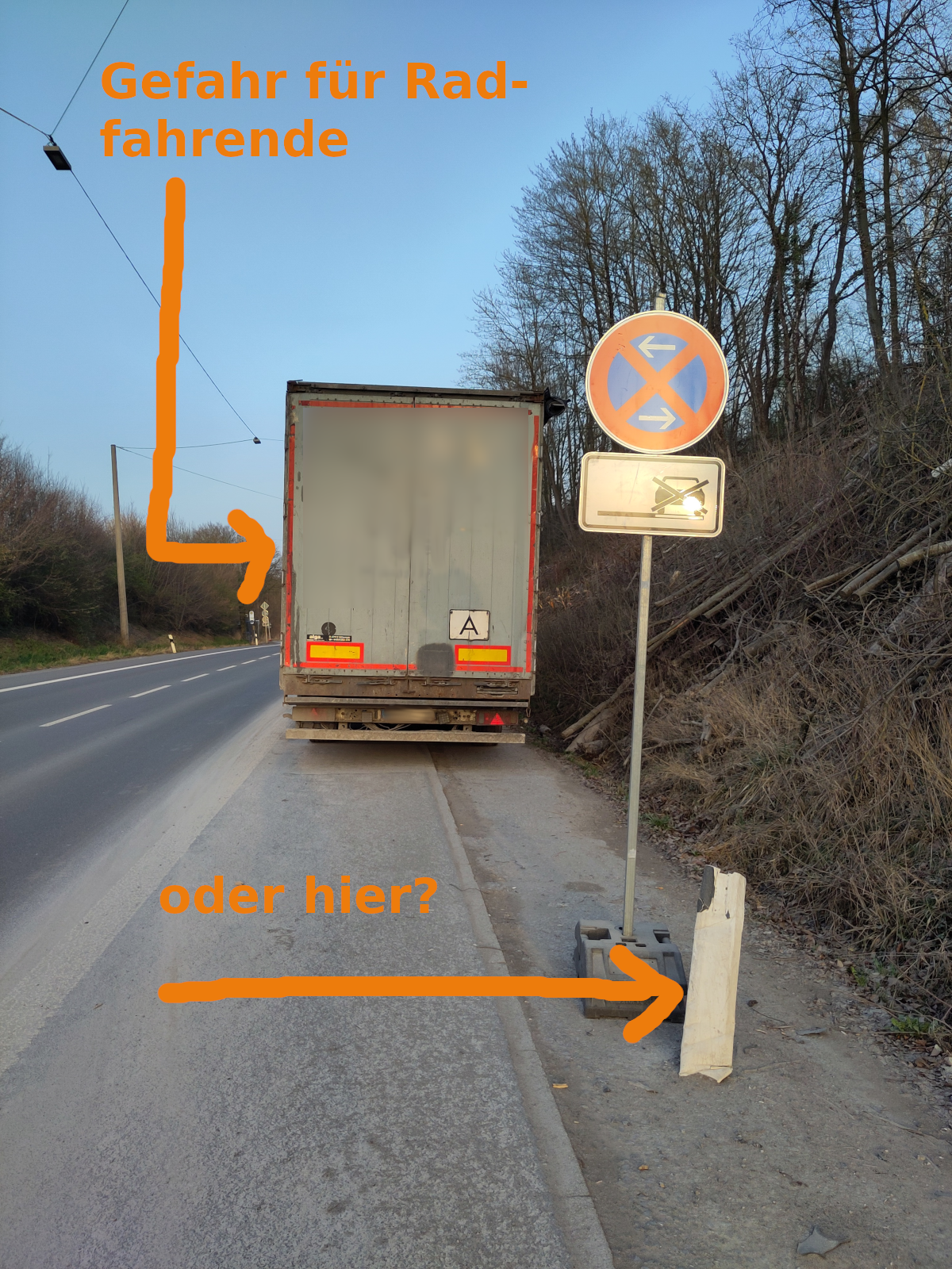 LKW-Rückseite fotografiert, parkend auf Seitenstreifen. Rechts am Rand Halteverbotsschild. Rechts davor angefahrenes Halteverbotsschild.